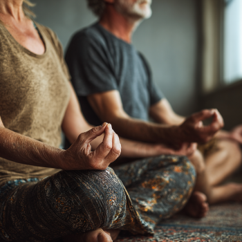 Katta yoshdagi erkak va ayollar yoga mashq qilmoqda